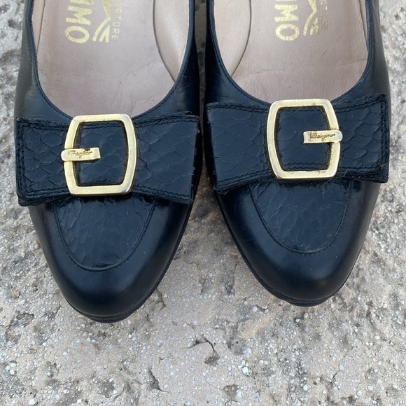 Salvatore Ferragamo bow pumps with snakeskin texture and brass hardware 5.5 B - Picture 5 of 14